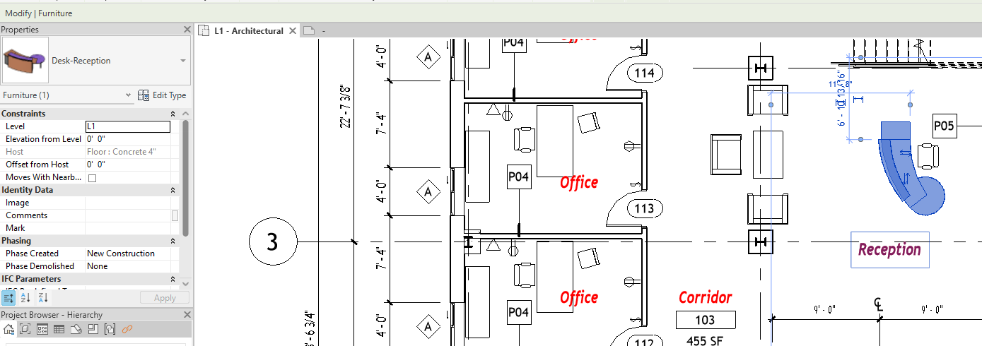 El mostrador de recepción seleccionado en la planta de Revit, de la familia Desk-Reception, dentro de la misma categoría Furniture que la silla